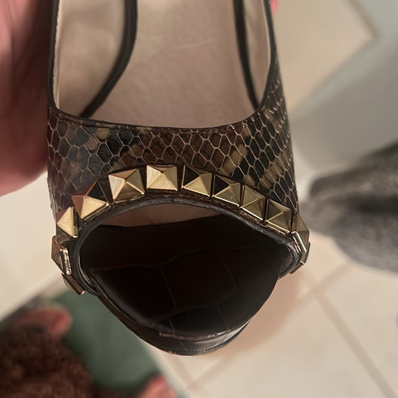 Michael Kors studded snakeskin peep toe pumps size 9 - Picture 3 of 4